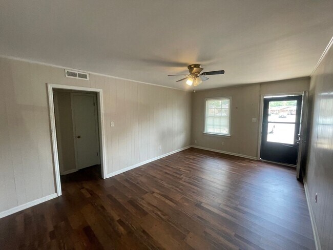 Building Photo - 1705 Snowden Dr SE