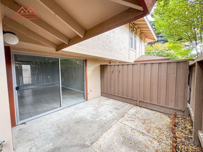 Building Photo - 236 Red Oak Dr E