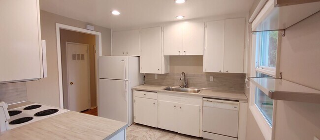 Building Photo - Darling Updated 3 Bedroom Ranch Located a Block from Glenwood City Park and Just a few Blocks fro...