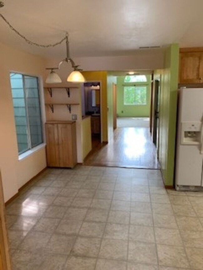 Building Photo - 4 Bedroom 2.5 Bath  with loft ,office, and sauna