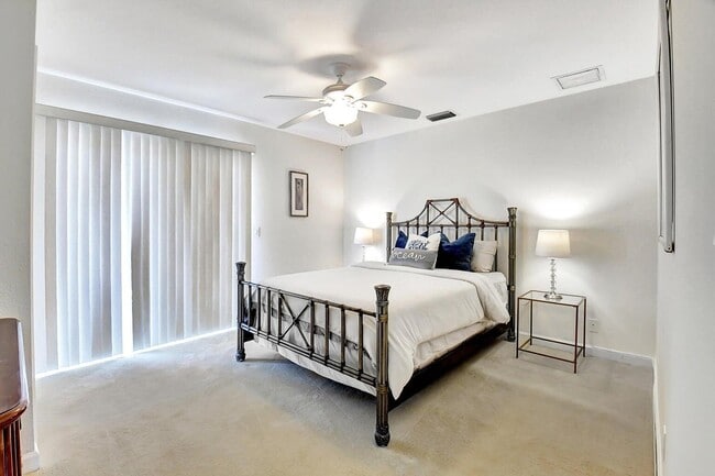 Building Photo - 3567 Commodore Cir