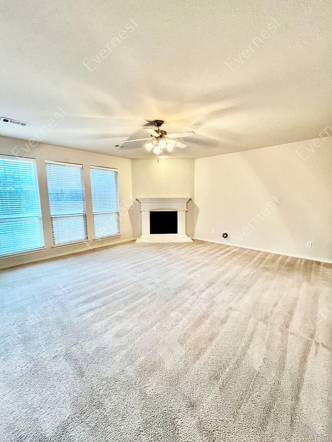Building Photo - Spacious 3-Bedroom Home with Modern Kitche...