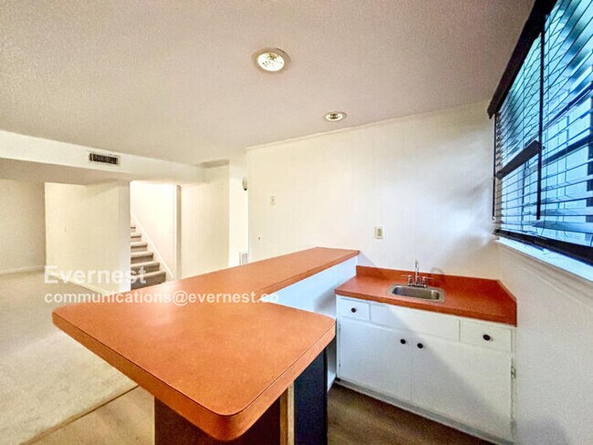 Building Photo - 922 Wesley Dr