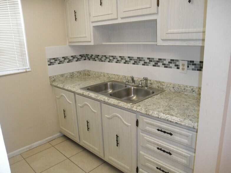 Building Photo - 640 NE 6th Ct