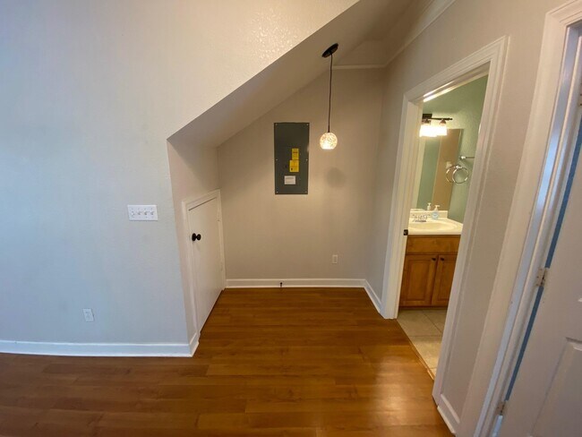 Building Photo - 1930 Honolulu Ln