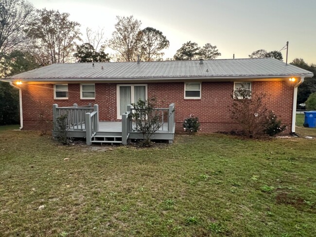 Building Photo - Charming 3-Bedroom Home in Prime Location ...