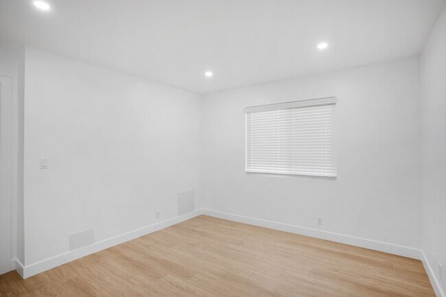 Building Photo - 126-126 S Marengo Ave
