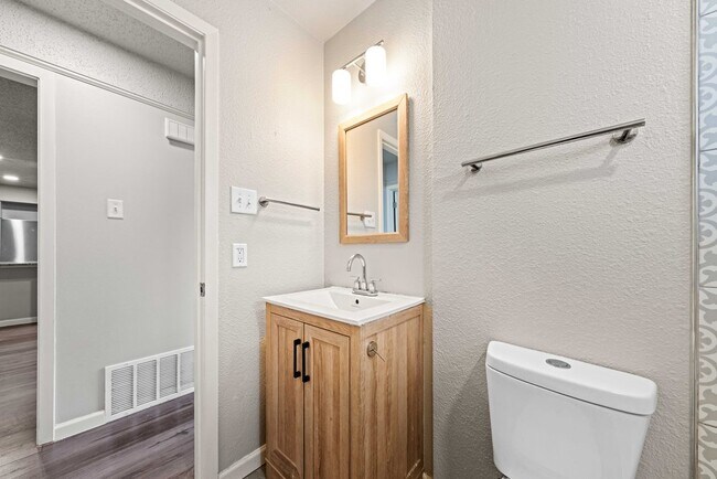 Building Photo - 4402 Seabreeze Dr