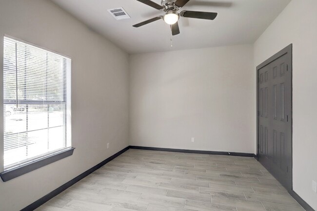 Building Photo - 5626 Kittridge St