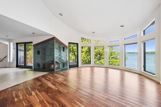 Building Photo - Stunning 3,146 Sq. Ft. Olympia Waterfront ...