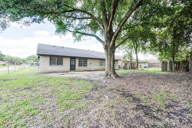 Building Photo - 2035 Deerhurst Ln