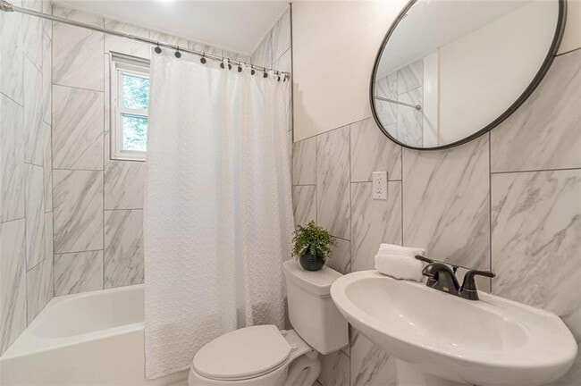 Building Photo - 1226 Thomas Rd