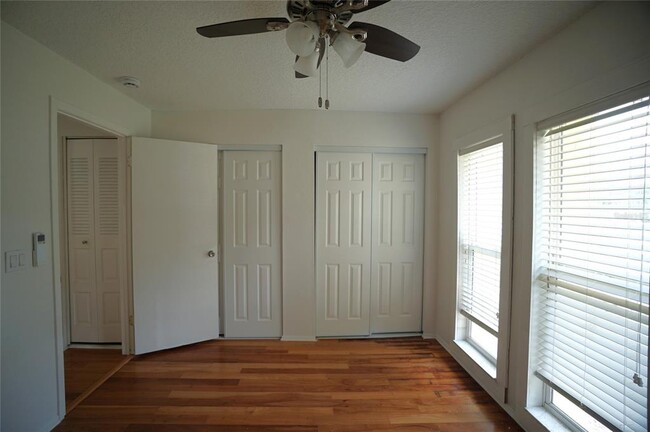 Building Photo - 5301 Carrollwood Meadows Dr