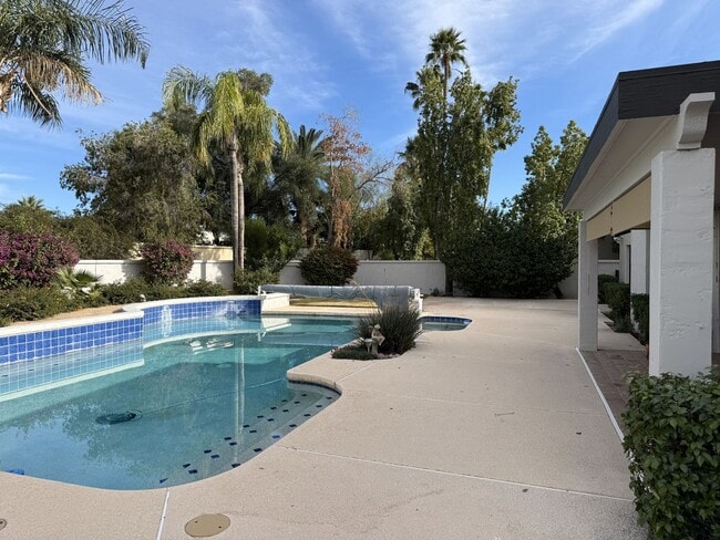 Building Photo - Scottsdale Country Club Living!