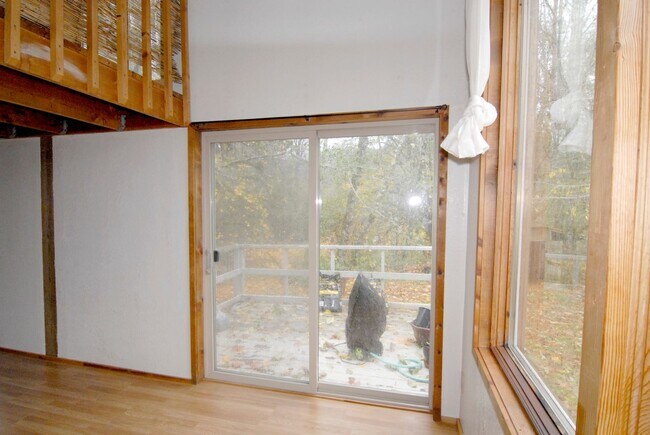 Building Photo - Riverfront property in Coast Range