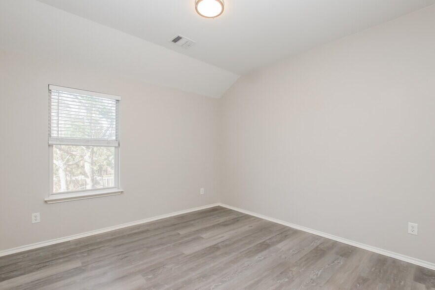 Building Photo - 121 Castle Dr