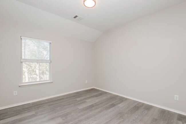 Building Photo - 121 Castle Dr