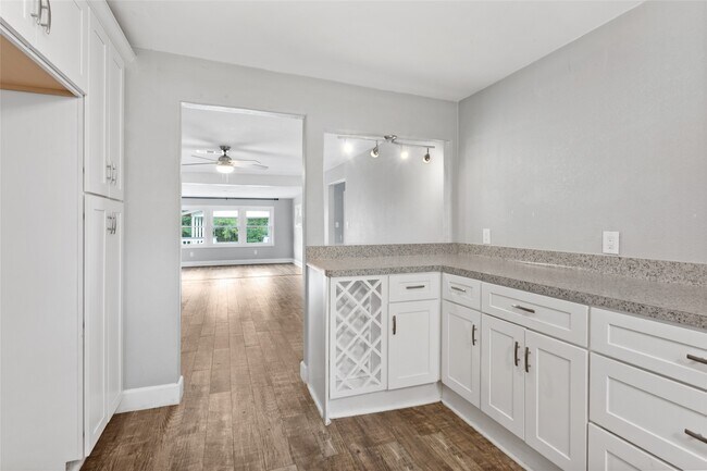 Building Photo - 3310 Oak Dr