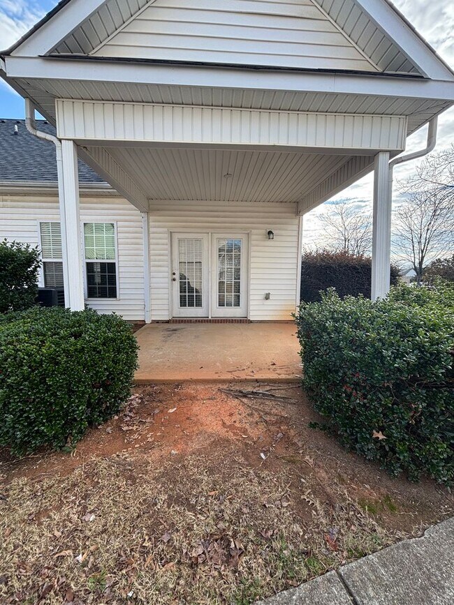 Building Photo - Spacious End Unit 3BR/2.5BA Townhouse