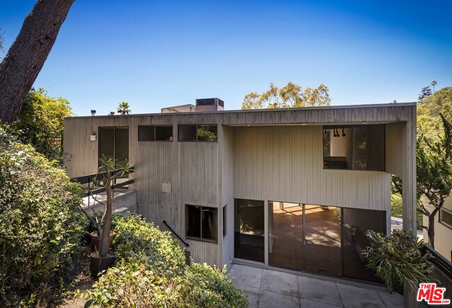 Building Photo - 3035 Windsor Ave