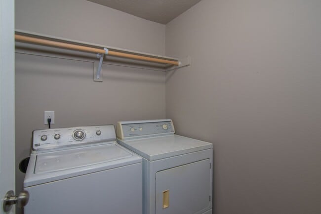 Building Photo - Single floor living 3 Bed 2 Bath home with...
