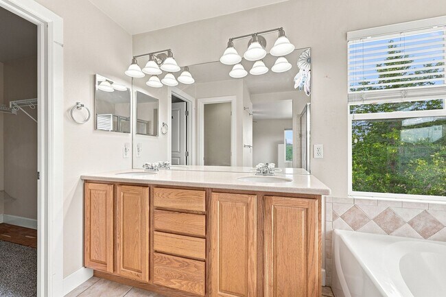 Building Photo - 2202 Hanham Dr