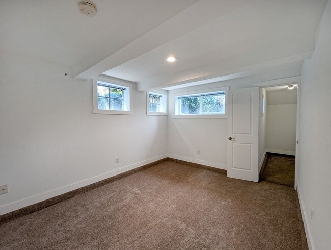 Building Photo - Cozy 1-Bedroom with Bonus Room and Modern Touches in Prime West Seattle Location