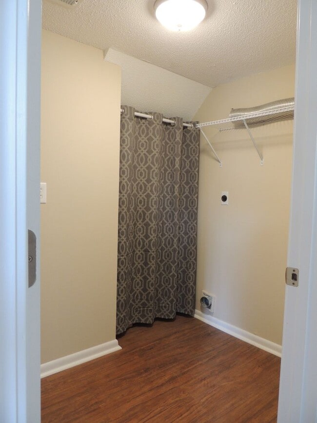 Building Photo - Convenient location , 2 bedroom 1.5 bath 9...