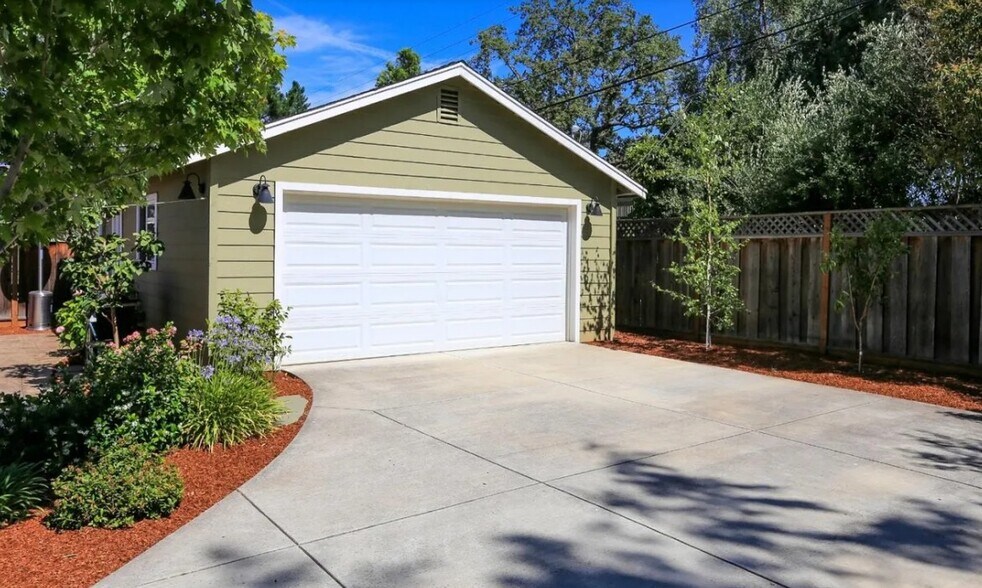 Building Photo - 15146 Chelsea Dr