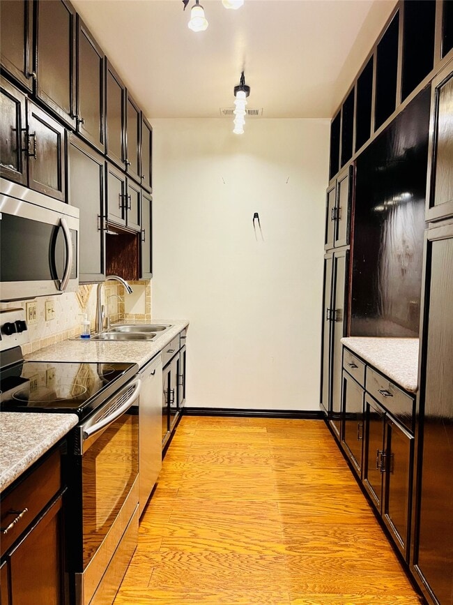 Building Photo - 2100 Tanglewilde St