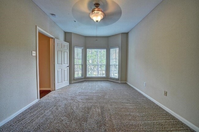 Building Photo - 1901 Post Oak Park Dr