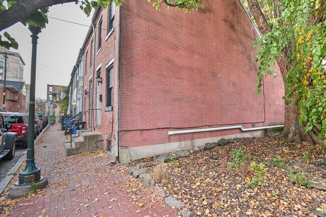 Building Photo - Charming 2 Bedroom on Grand St with Bonus Room