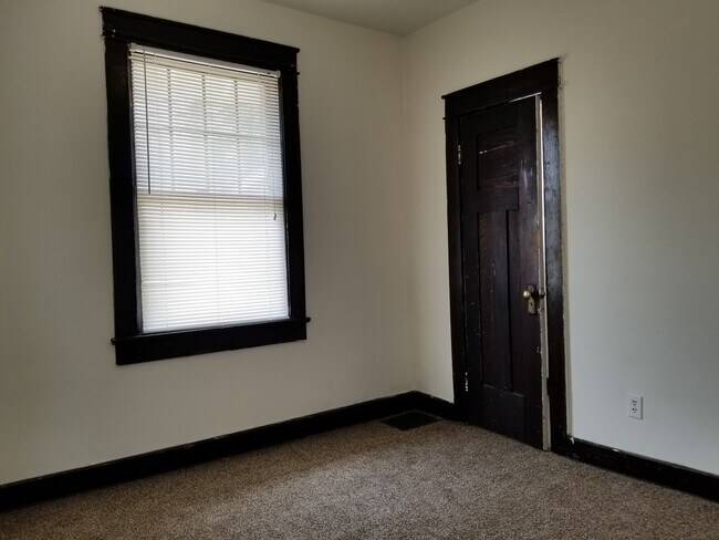 Building Photo - ***AUGUST 2027*** 5 Bed 3 Bath House Downtown