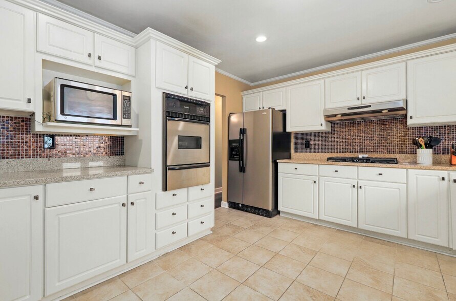 Kitchen - 511 Krause Ave