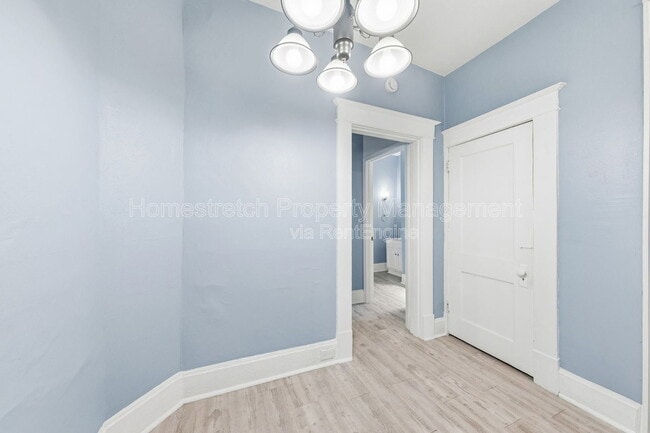 Building Photo - 704 W Johnson St