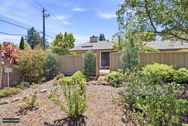 Building Photo - 2033 Raphael Ct