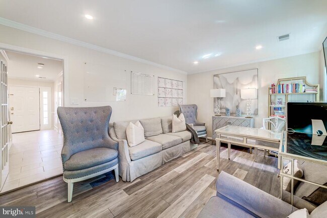 Building Photo - 8 Carriage House Cir