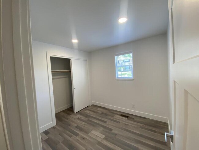 Building Photo - 26 W Girard Ave