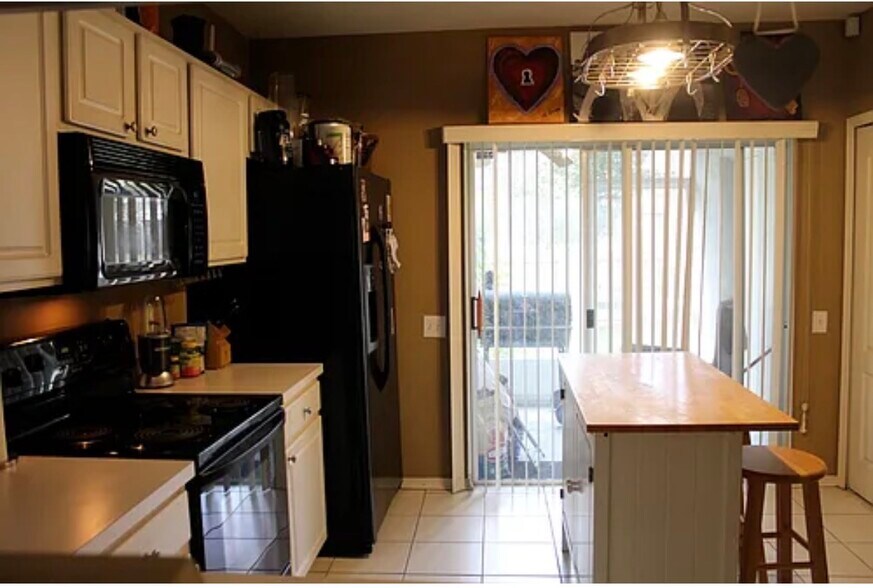 Building Photo - 1317 Throckmorton Dr
