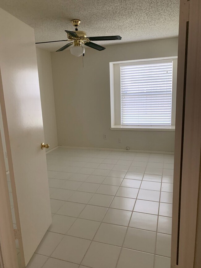 Building Photo - Ready for Move In! A wonderful all brick 1...