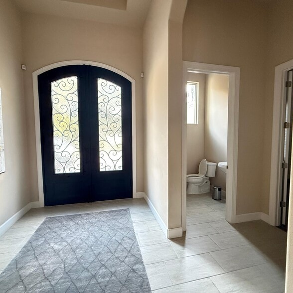 Building Photo - 1 Lionspaw VII Nobles