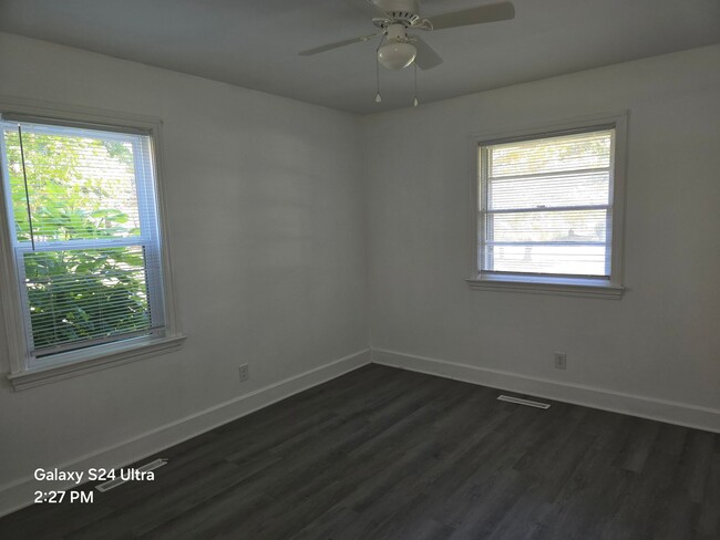 Building Photo - 3 Bedroom, 1 bath House with large yard an...