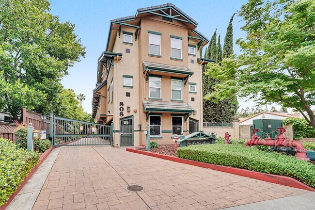 Building Photo - 808 Lenzen Ave