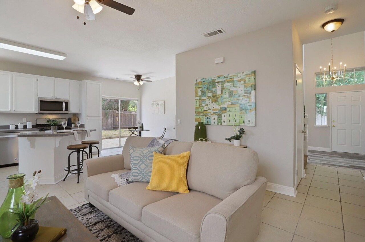 Building Photo - 2056 Middle River Dr