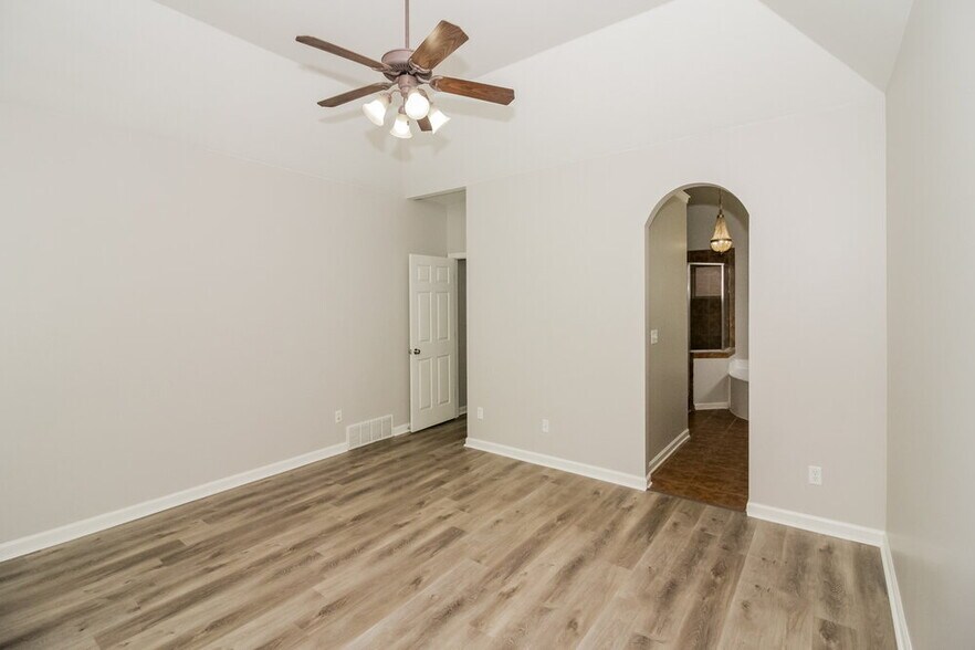 Building Photo - 8168 White Wing Cove W