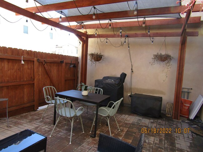 Building Photo - Beautiful Newer Two Story Home in The Gate...