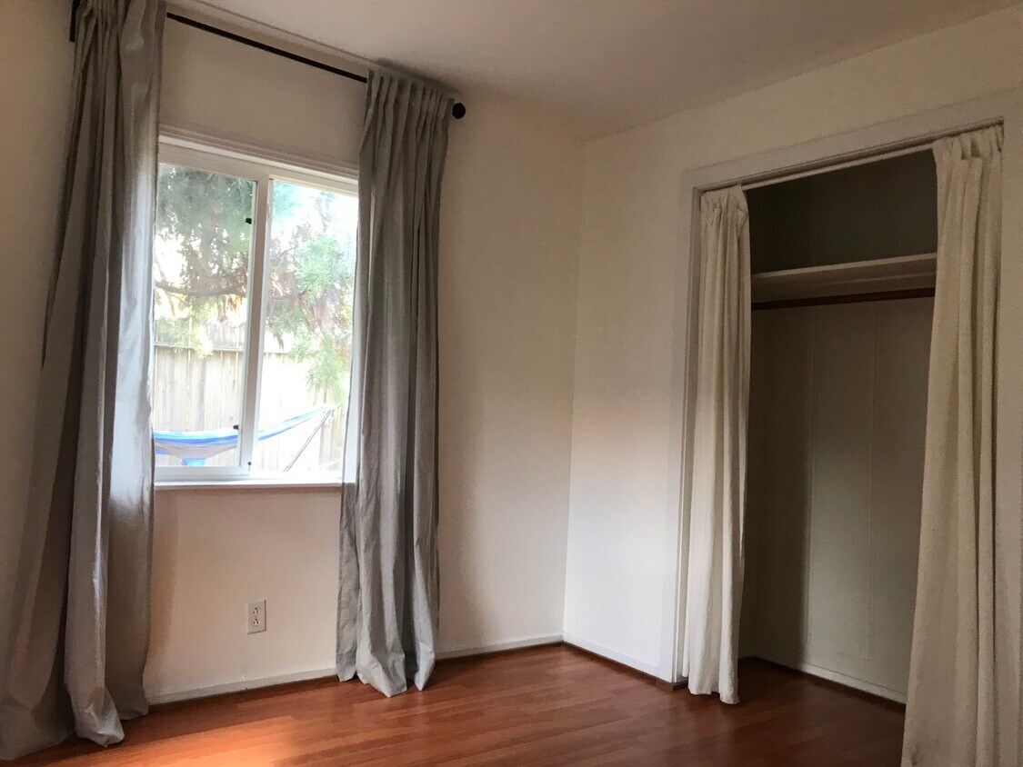 Building Photo - 825 57th St