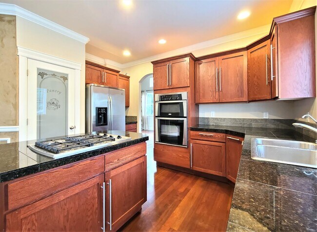 Building Photo - Luxurious 4 Bed/2.5 Bath Lynnwood Home - Available Now!