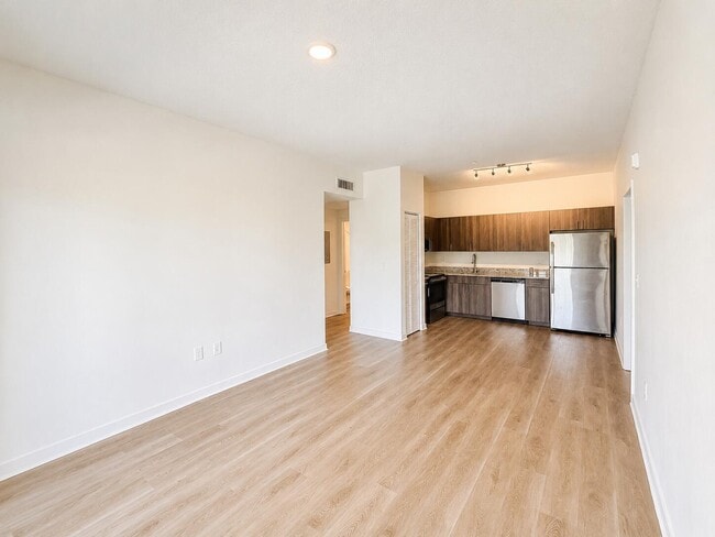 Building Photo - 4250 Lakewood Rd