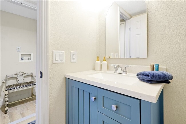 Building Photo - "ALL UTILITIES INCLUDED & Fully Furnished! Stunning 4-Bed, 3-Bath Townhome in Haines City"